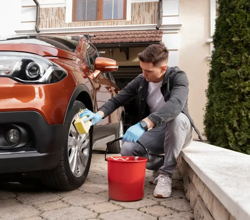 Lavage auto à domicile Alban : professionnel intervenant sur un véhicule